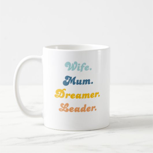 Mug Wife Mum Dreamer Leader Groovy Retro Typography (Gauche)