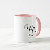 Mug Wifey Elegant noir Script femmes blanches (Devant droit)
