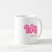 Mug Wifey Est Rose Retro. Année fiancée de mariée (Devant droit)
