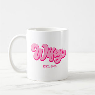 Mug Wifey Est Rose Retro. Année fiancée de mariée