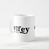 Mug Wifey Fait 2025 (Devant gauche)