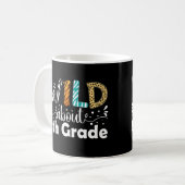 Mug Wild À propos 8e année Enseignant élève drôle (Devant gauche)