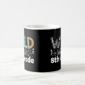 Mug Wild À propos 8e année Enseignant élève drôle (Centre)