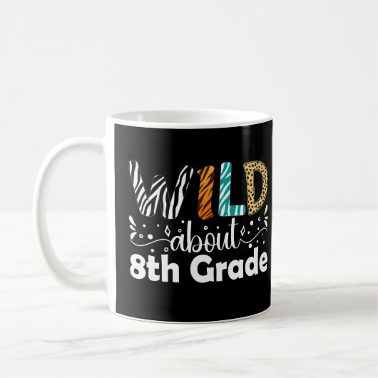 Mug Wild À propos 8e année Enseignant élève drôle (Gauche)