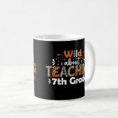 Mug Wild About Enseignement 8e année Funny Retour à l' (Devant droit)