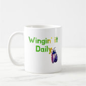 Mug Wingin It Daily Funny Bug Humor (Gauche)