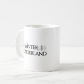 Mug Winter Wonderland - Élégant texte et pins (Devant gauche)