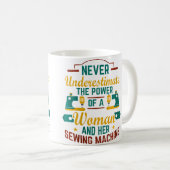Mug Womens Never Underestimate Sewing Machine Sew Quil (Devant droit)