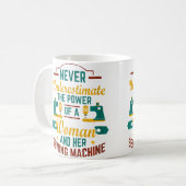 Mug Womens Never Underestimate Sewing Machine Sew Quil (Devant gauche)