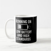 Mug Womens Running On Low Battery And High Standards F (Gauche)