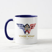 Mug Wonder Woman Crossed Arms dans le logo collage (Gauche)