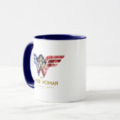 Mug Wonder Woman Crossed Arms dans le logo collage (Devant gauche)
