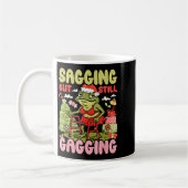 Mug Xmas Funny Frog Meme Christmas Sagging But Still G (Gauche)