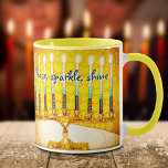 Mug Yellow Hanoukka Menorah Peace Sparkle Shine Script<br><div class="desc">"Paix, éclat, brille." Une photo de fond d'une menorah d'art colorée, jaune et or vous permet d'inaugurer les vacances d'Hanoukka dans le style. Sentez la chaleur et la joie de la saison des Fêtes chaque fois que vous buvez dans cette tasse de café Hanoukka chic et colorée. Fait un ensemble...</div>