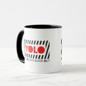 Mug YOLO avec la précaution rouge (Devant gauche)
