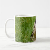 Mug Yorkshire Terrier mignon courant dans l'herbe (Gauche)