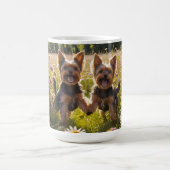 Mug Yorkshire Terriers Jouer dans l'herbe (Centre)