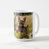 Mug Yorkshire Terriers Jouer dans l'herbe (Devant droit)
