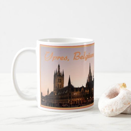 Mug Ypres Cloth Hall, Belgique par nuit (Avec donut)