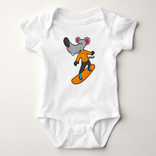 Muis als Snowboarder met Snowboard Romper