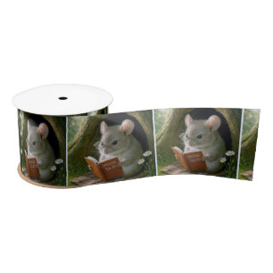 Muis die een boek leest in een boomgat lint