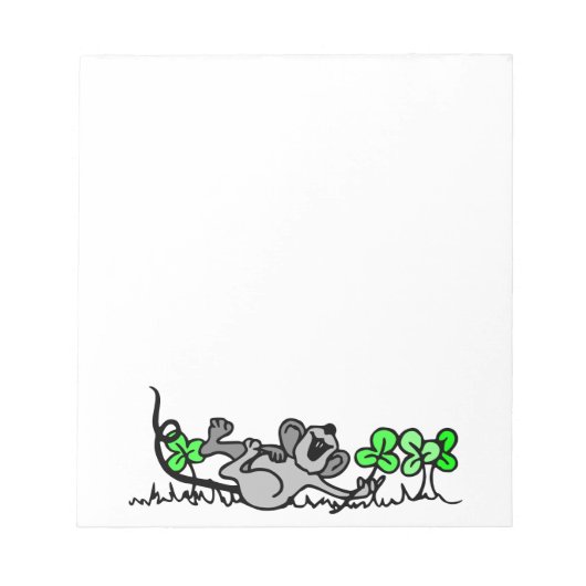 Muis die speelt in shamrocks notitieblok (Voorkant)