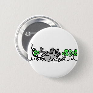Muis die speelt in shamrocks ronde button 5,7 cm