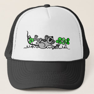Muis die speelt in shamrocks trucker pet