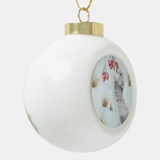 Muis en rode bessen sneeuwscène keramische bal ornament (Links)