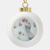 Muis en rode bessen sneeuwscène keramische bal ornament (Voorkant)
