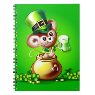 Muis in pot met goudhoudende pint van groen bier notitieboek