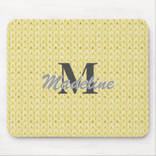 Muismat met geel breiwerk met monogram