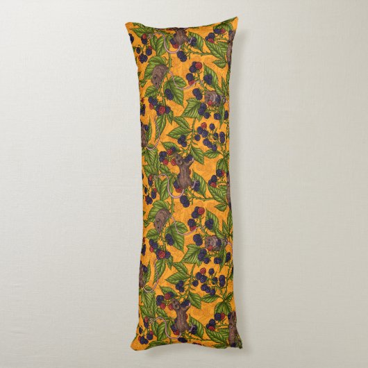 Muizen en bramen op geel lichaamskussen (Achterkant (Verticaal))