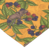 Muizen en bramen op geel tafelkleed (Gekanteld)
