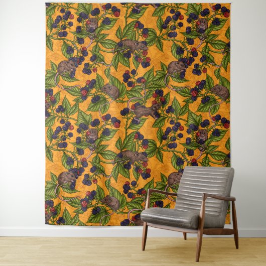 Muizen en bramen op sinaasappel Tapestry Wandkleed (In situ)