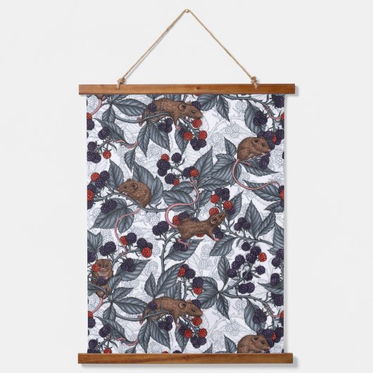 Muizen en bramen op wit hangend wandkleed (Voorkant)