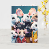 Muizen poseren met een camera voor verjaardag kaart (Gele Bloem)