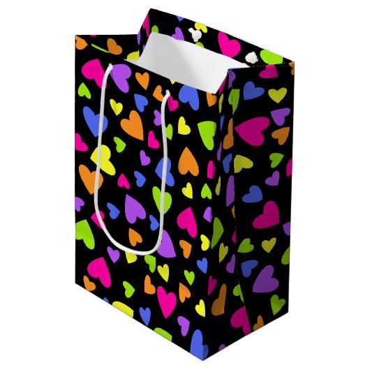 Multicolor Hearts op zwart Medium Cadeauzakje (Voorkant Gekanteld)