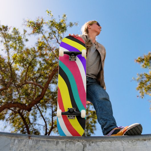 Multicolor Psychedelic Wavy Stripes Skateboard (Buiten 1)