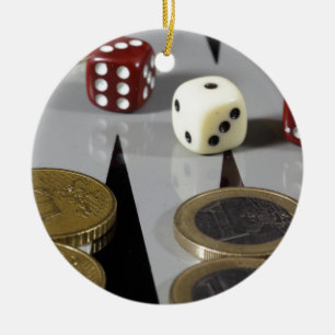 Muntstukken op een backgammonraad keramisch ornament