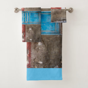 Mur coloré avec porte bleue