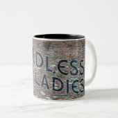 Mur de briques et chats sans enfant Dames Mug (Devant droit)