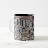 Mur de briques et chats sans enfant Dames Mug (Devant gauche)