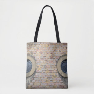 Mur de briques et sac fourre-tout à fenêtres