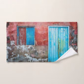 Mur, porte et fenêtre rouge, bleu et gris (Serviette à main)