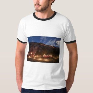Murugi porte le T-shirt Ringer de base pour hommes
