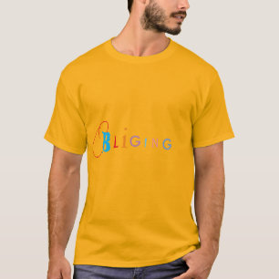 Murugi porte un T-shirt de base masculin pour le d