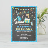 Musique anniversaire invitation chalkboard bleu ga (Debout devant)