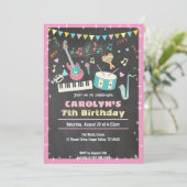 Musique anniversaire invitation pink chalkboard fi (Debout devant)