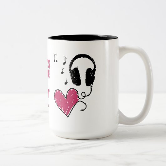 Musique où le coeur est tasse d'écouteurs de coeur (Droit)